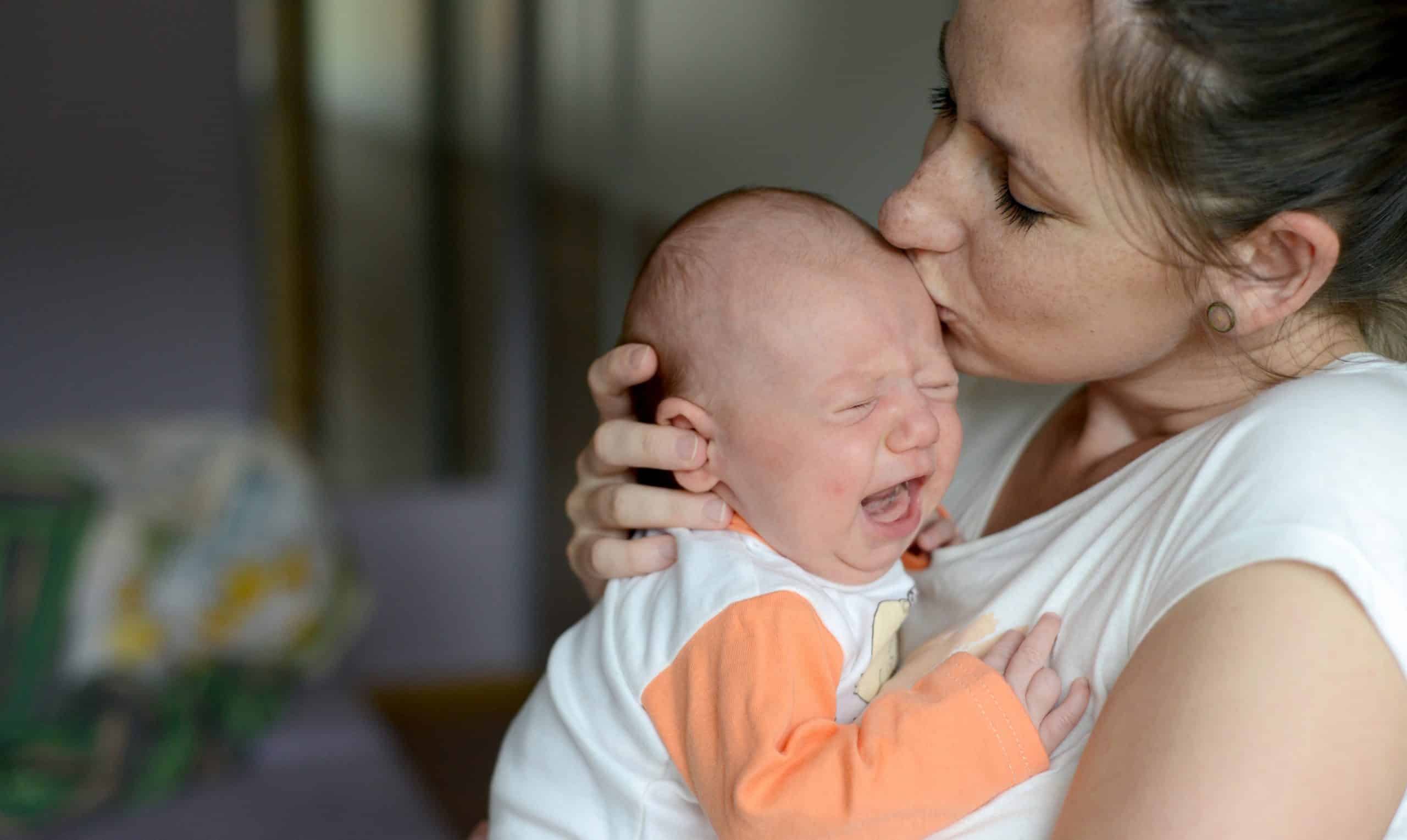 Cómo calmar a un bebé que llora y conseguir que duerma en la cuna