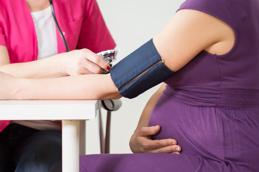 El tratamiento para la hipertensión arterial durante el embarazo previene los riesgos cardíacos maternos