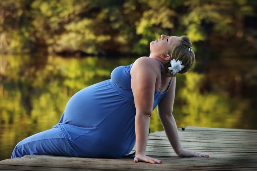 Mujeres embarazadas con COVID-19 sintomático tienen más probabilidades de tener partos de emergencia