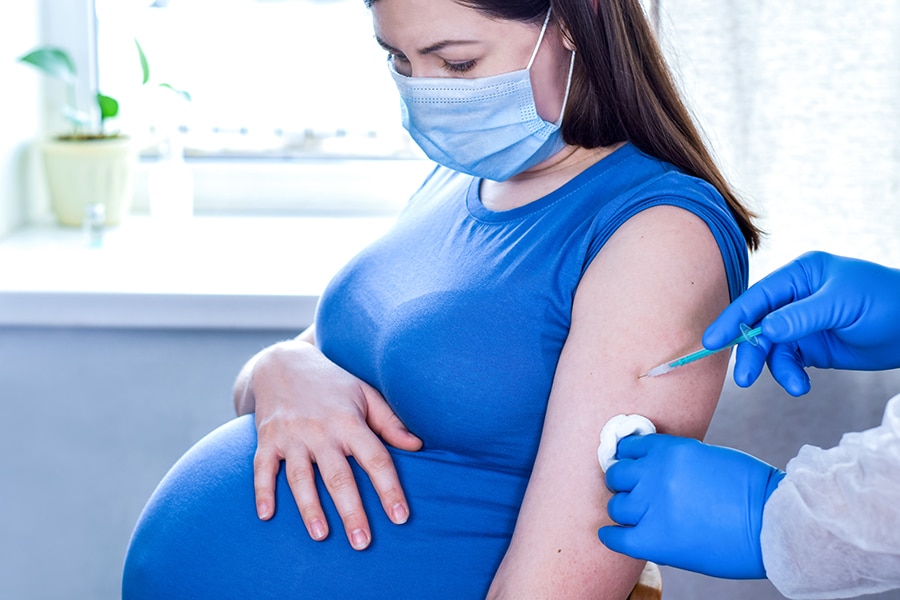 https://www.womens.es/wp-content/uploads/2023/07/Nuevas-investigaciones-aconsejan-a-las-mujeres-embarazadas-que-se-vacunen-y-se-protejan-de-la-infeccion-por-Covid-19.jpg