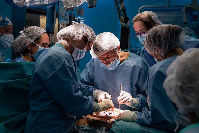 Primer trasplante de útero realizado en España. Un equipo dirigido por el Dr. Francisco Carmona logra este hito de la cirugía en Barcelona
